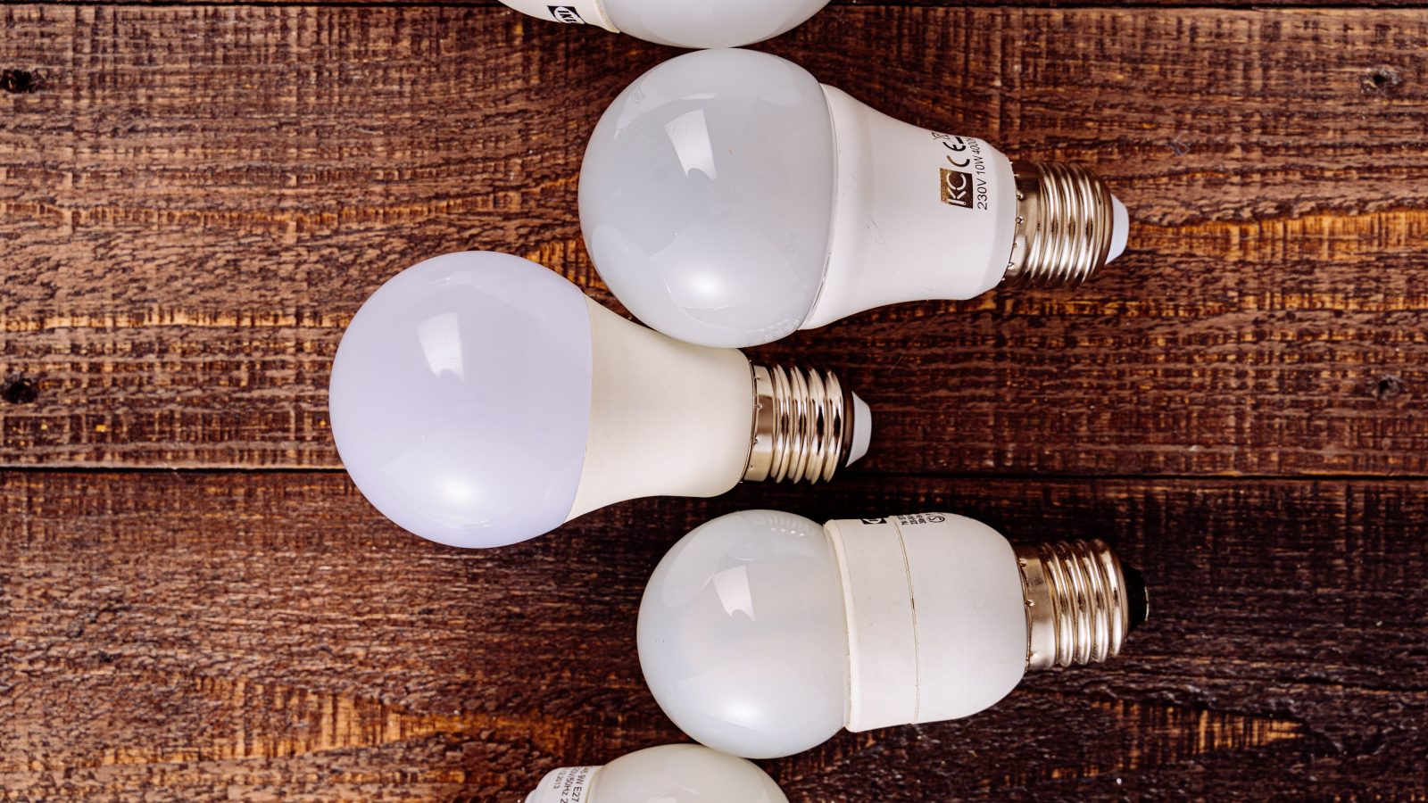 Collection d'ampoules LED sur fond en bois