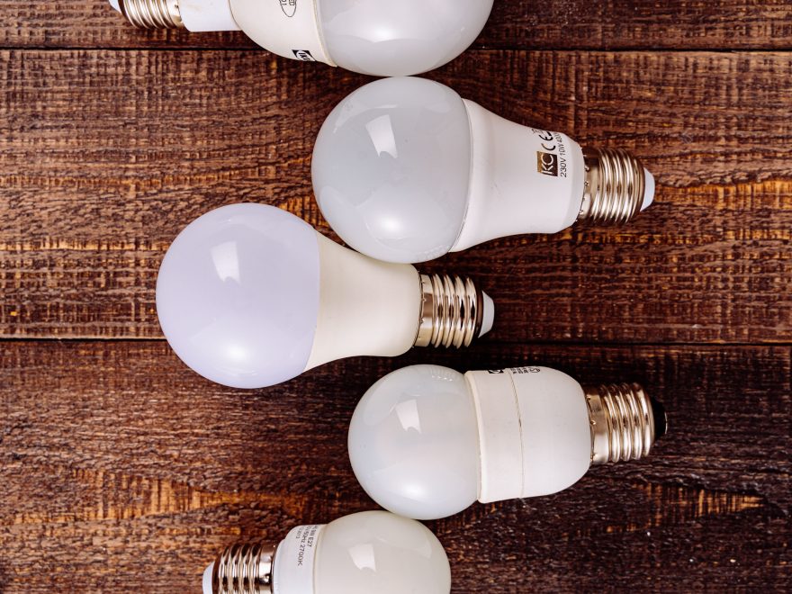 Collection d'ampoules LED sur fond en bois