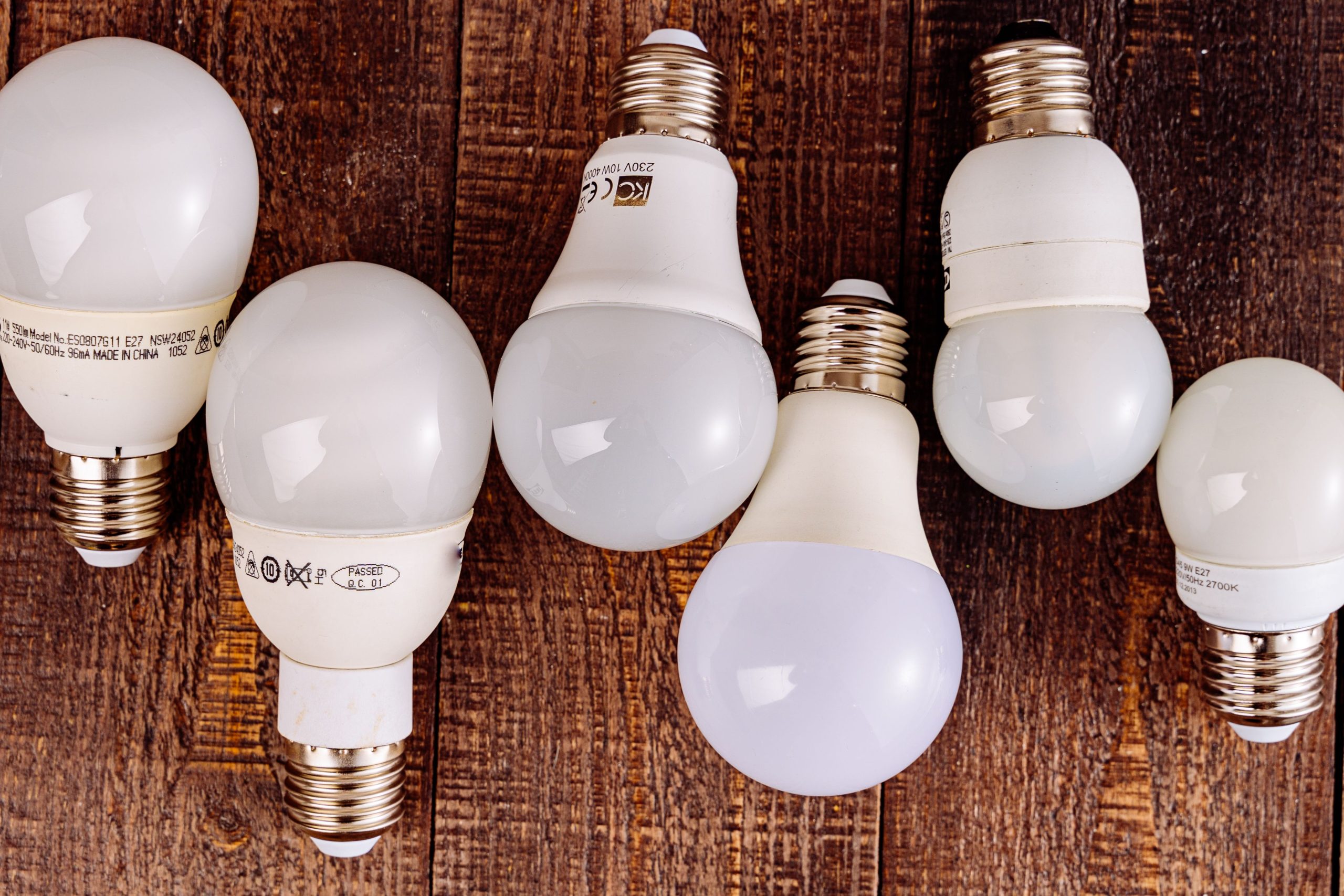 Ampoules LED disposées sur une surface en bois