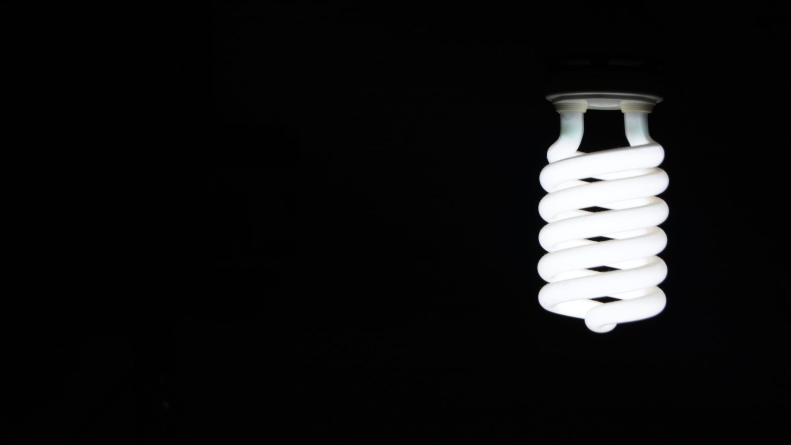 Ampoule LED spirale lumineuse sur fond noir