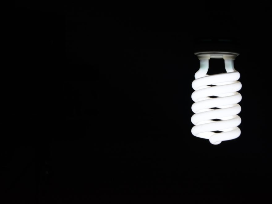 Ampoule LED spirale lumineuse sur fond noir