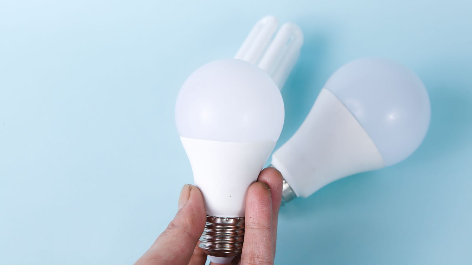 Deux ampoules LED sur fond bleu lumineux