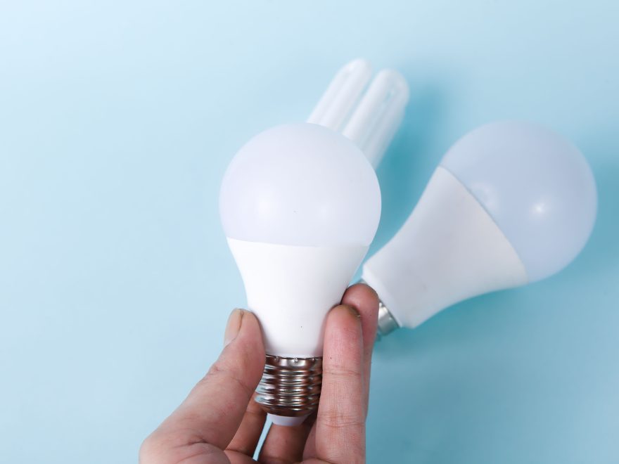 Deux ampoules LED sur fond bleu lumineux