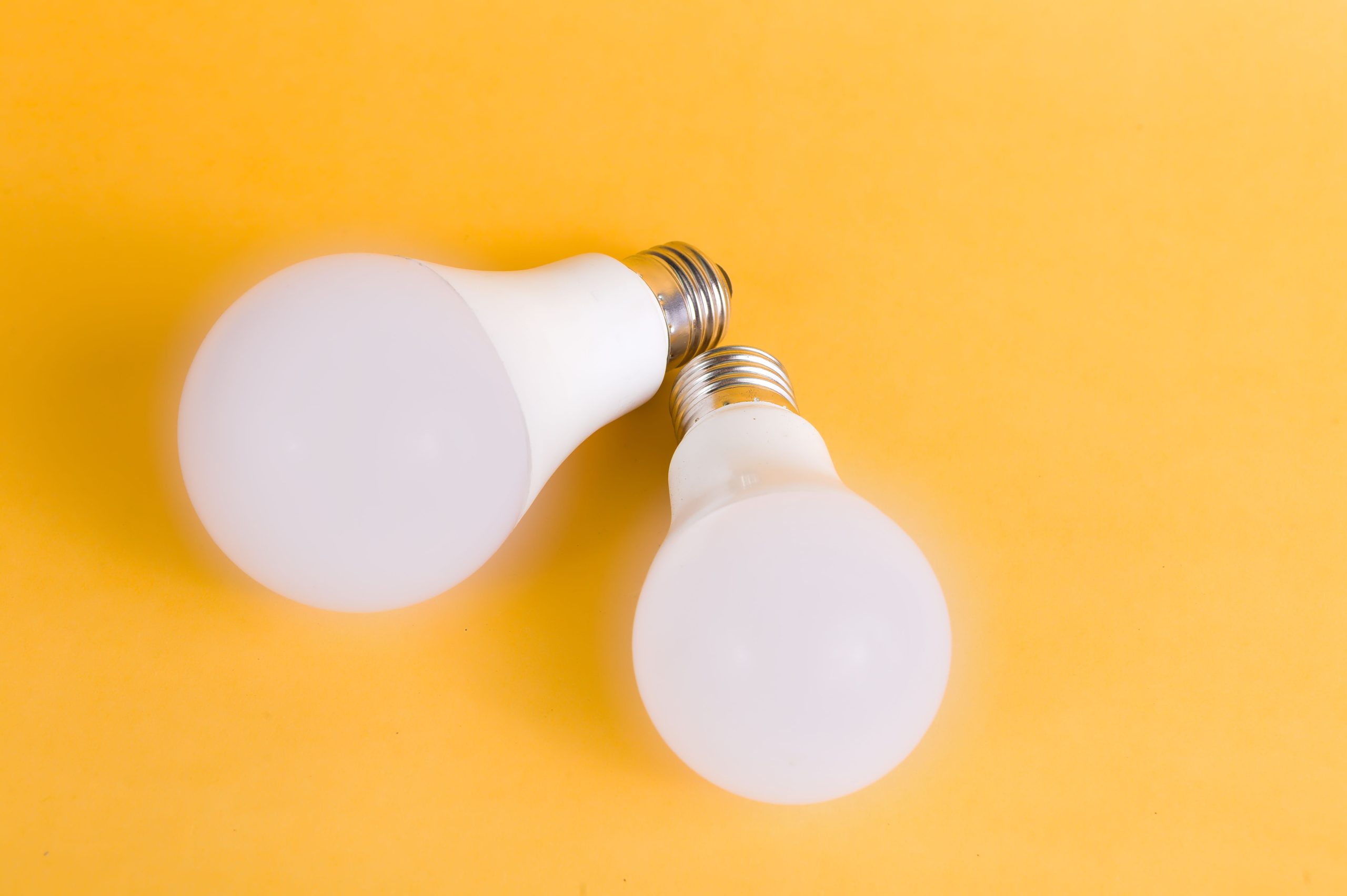 Deux ampoules LED sur fond jaune vif