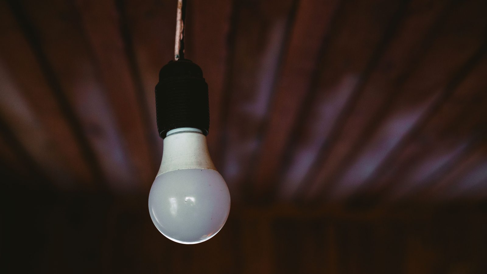Ampoule suspendue à un plafond en bois
