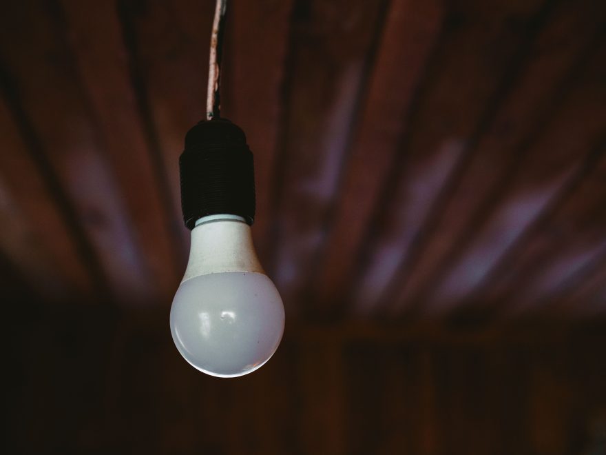 Ampoule suspendue à un plafond en bois
