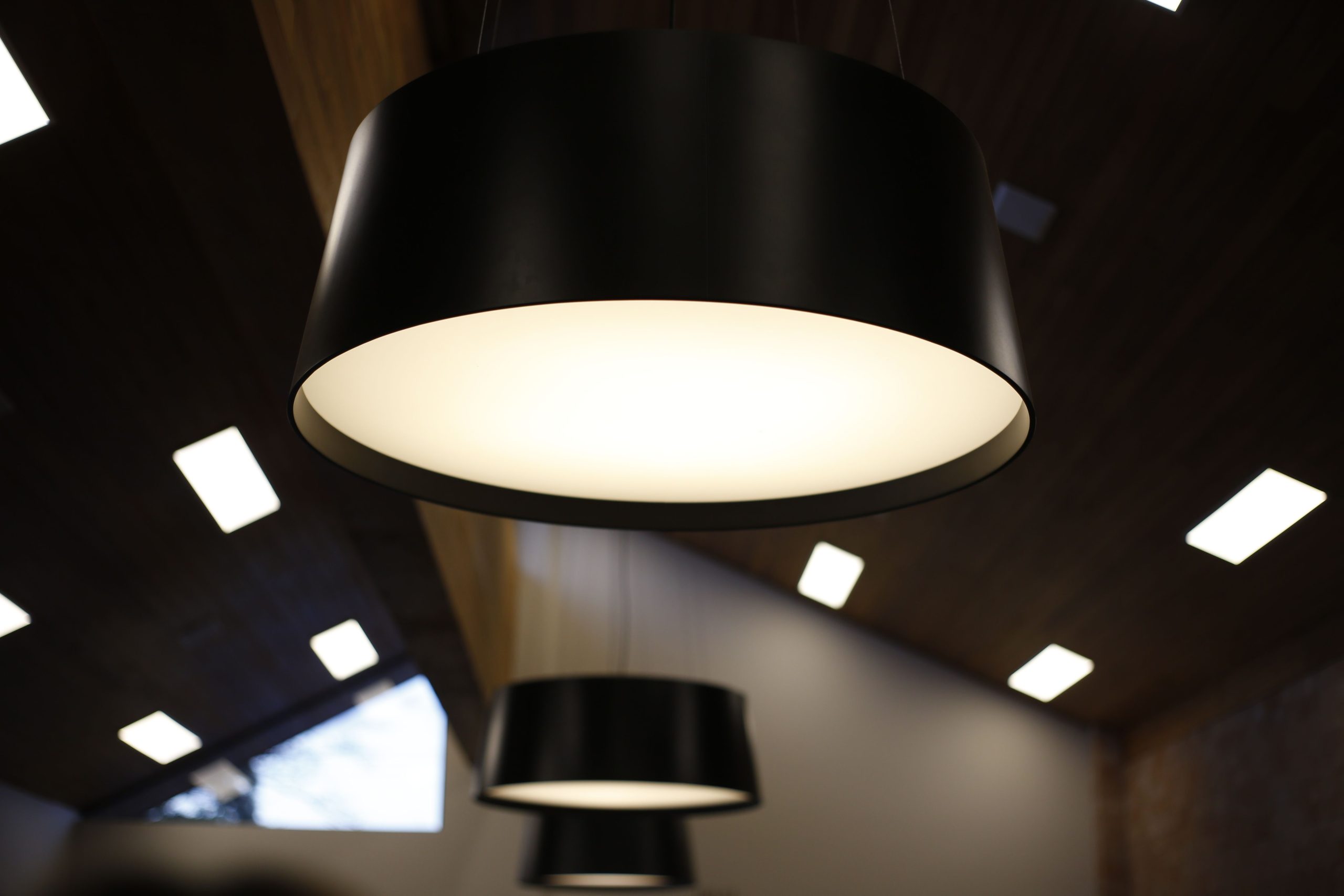 Luminaires modernes au plafond dans un intérieur