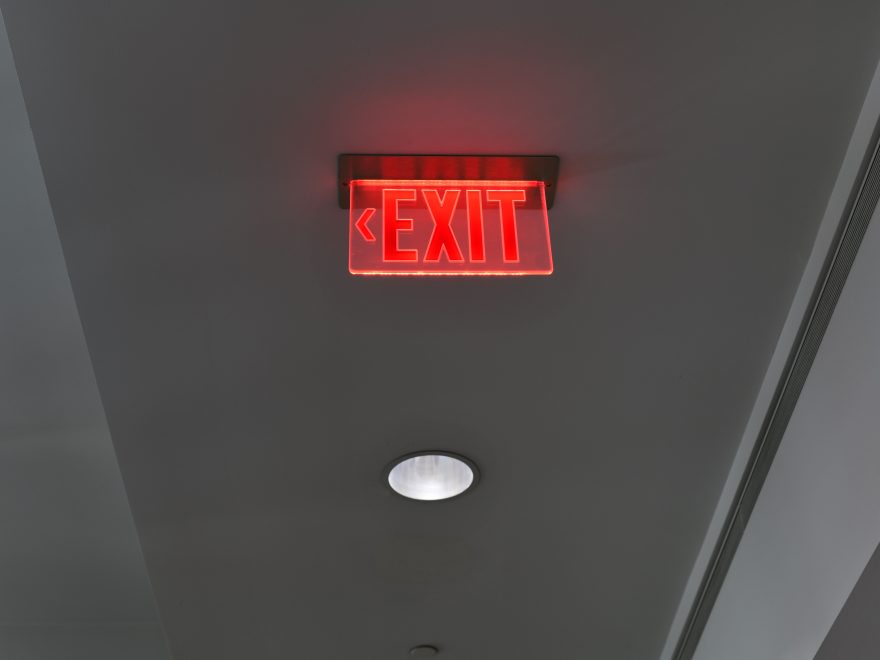 Panneau de sortie rouge lumineux au plafond