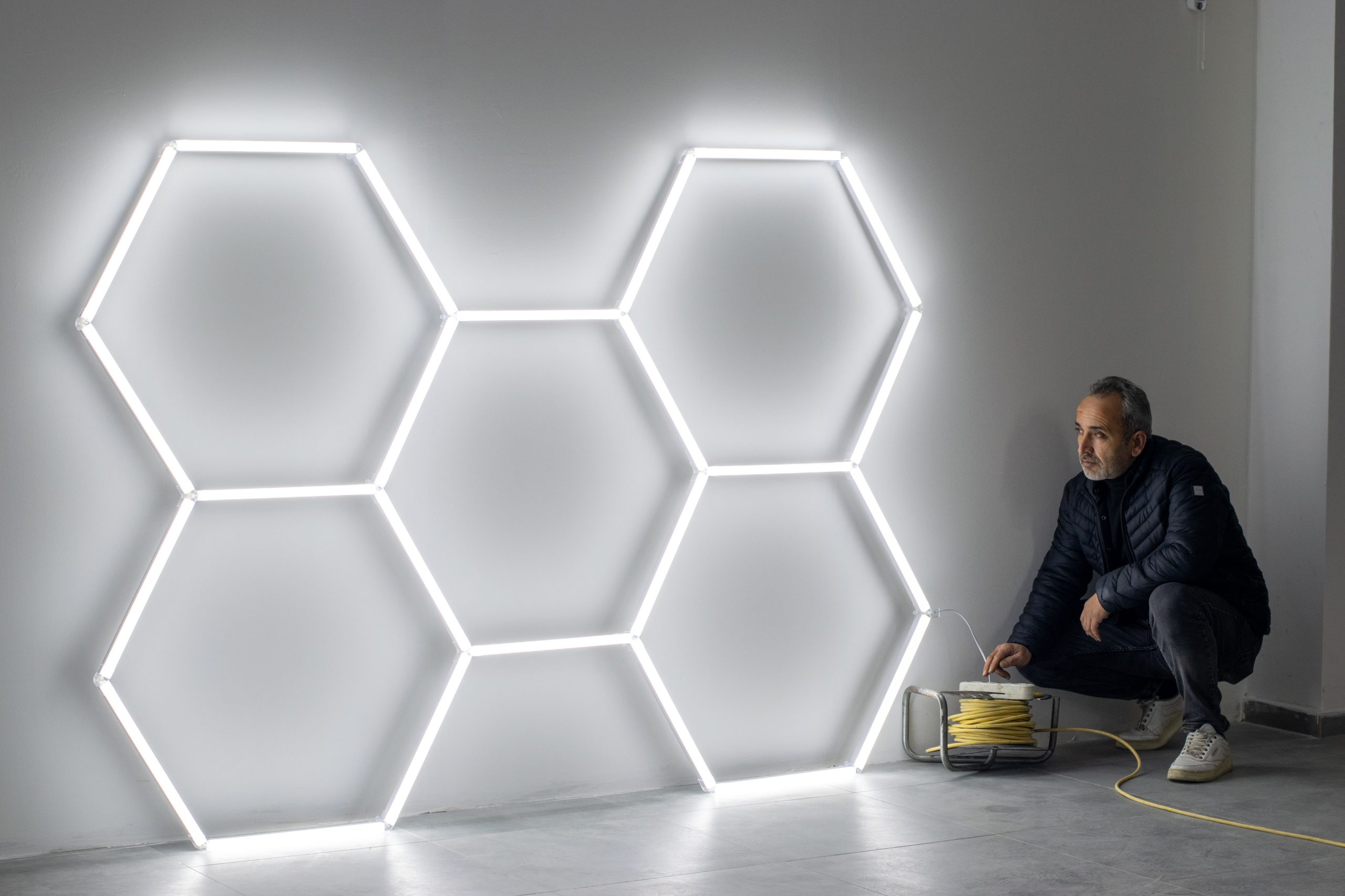 Installation de LED hexagonales sur un mur