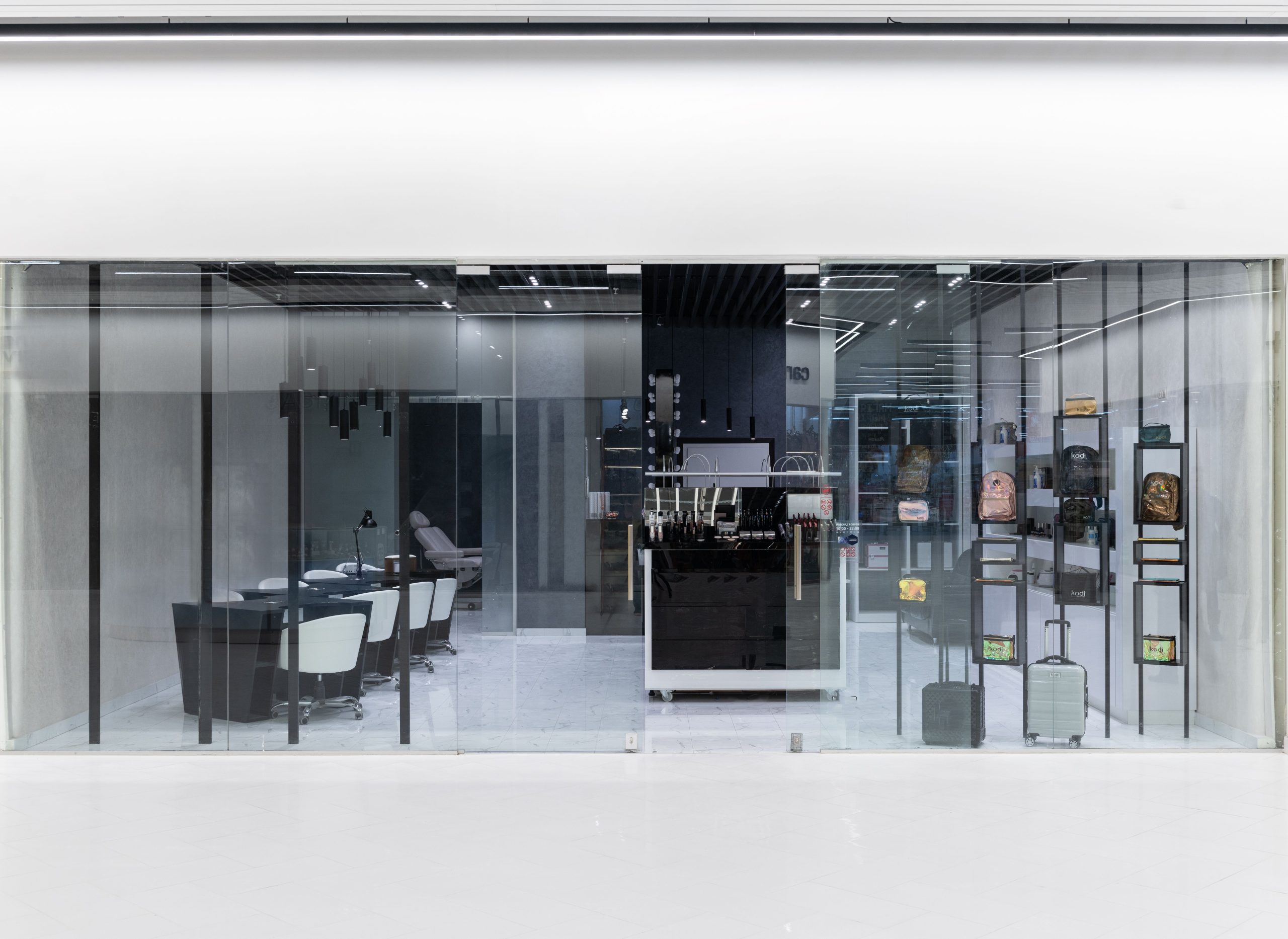 Intérieur épuré d'un magasin à façade vitrée