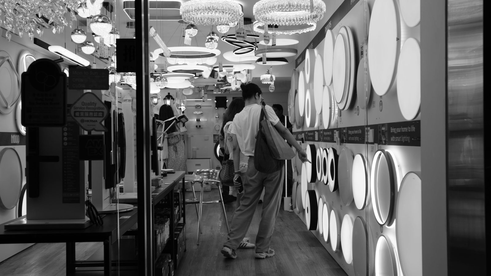 Magasin d'éclairage avec luminaires variés exposés