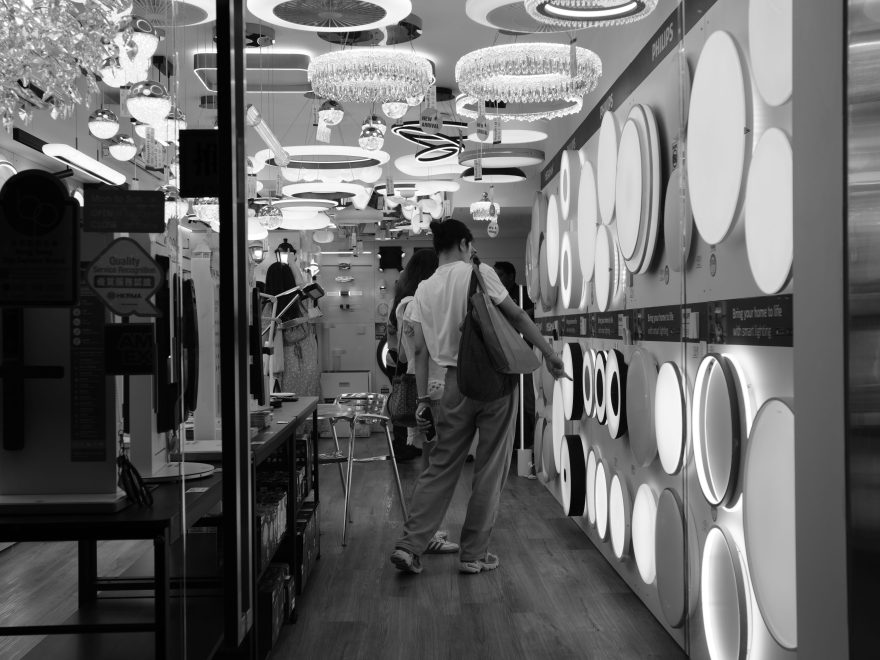 Magasin d'éclairage avec luminaires variés exposés
