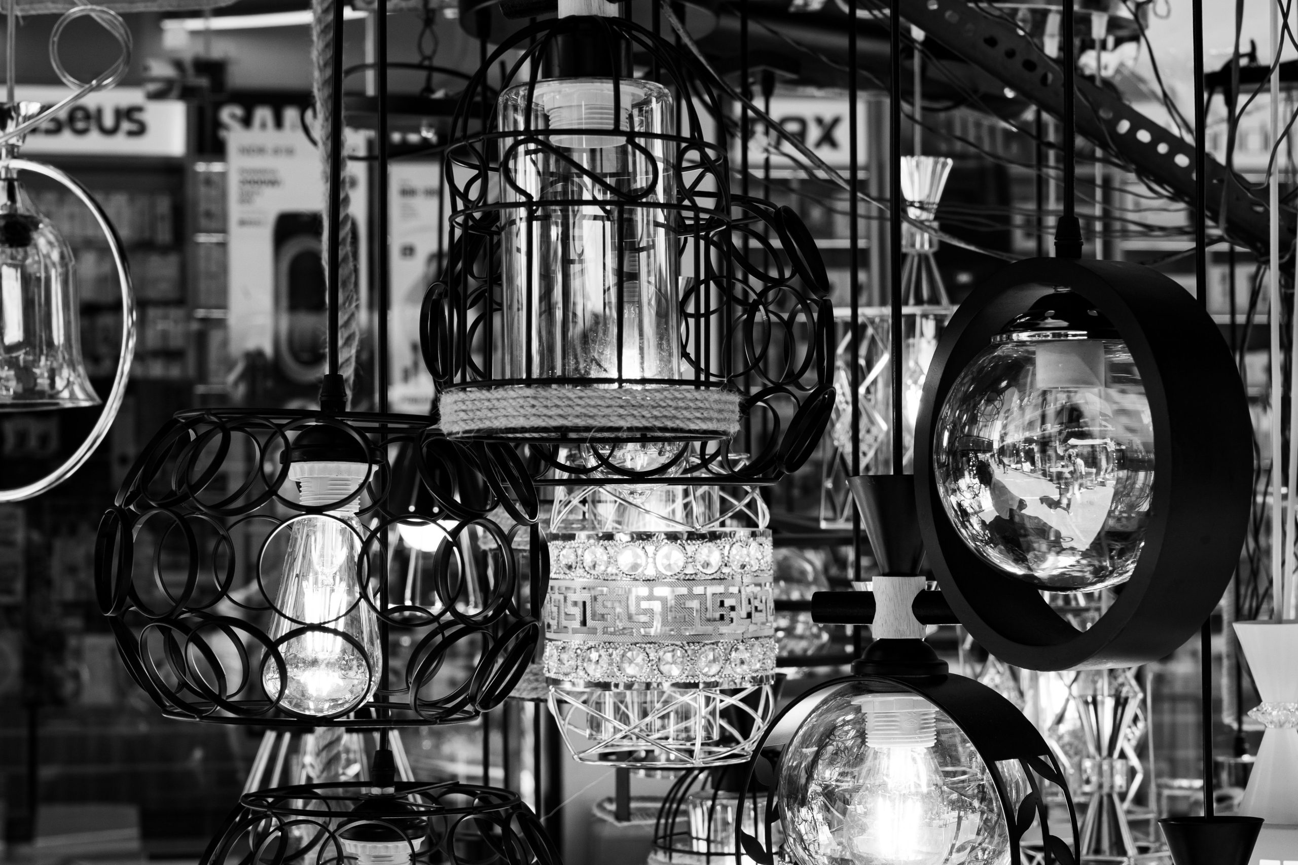 Suspensions lumineuses aux motifs détaillés dans une boutique