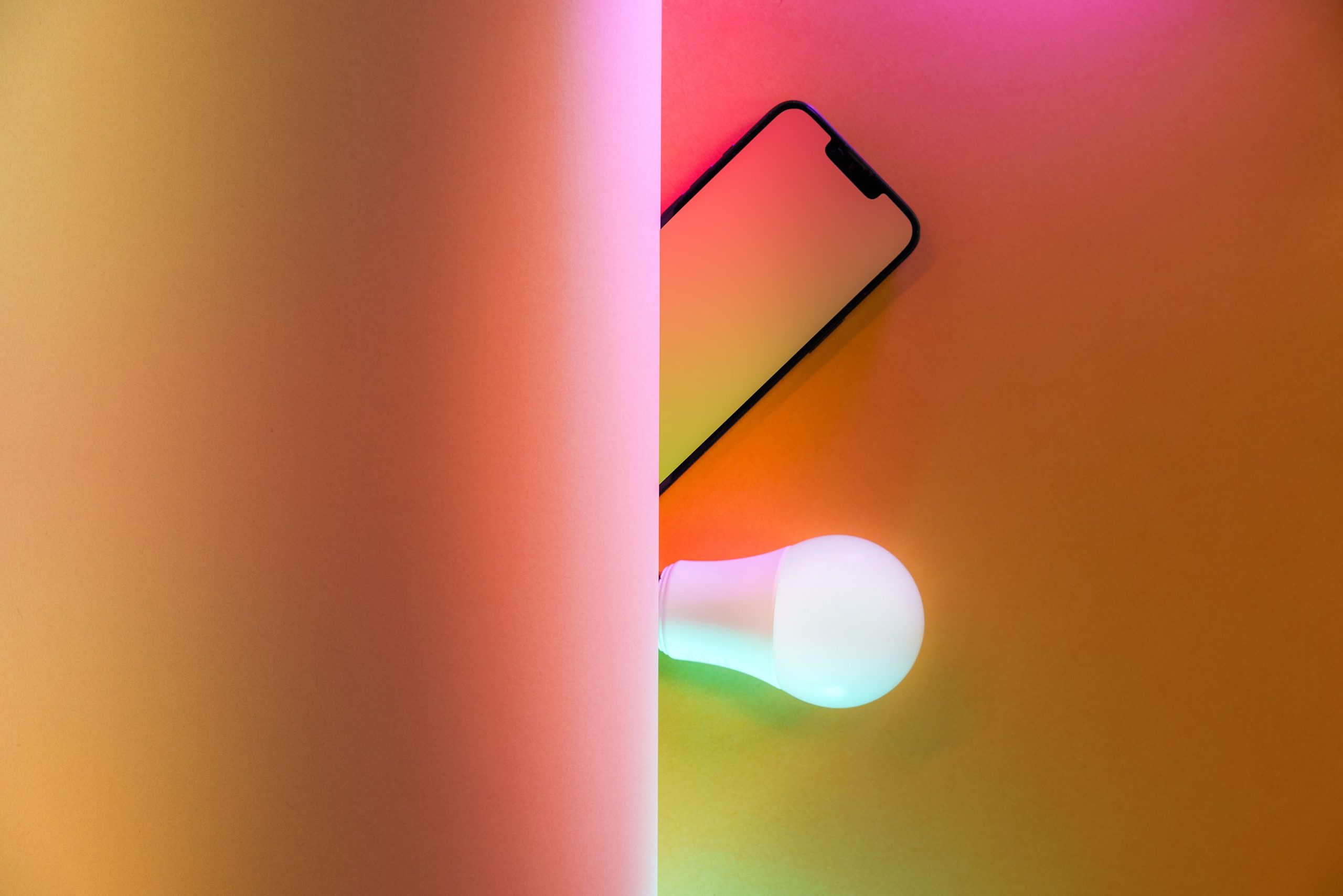 Ampoule connectée et smartphone en lumière colorée