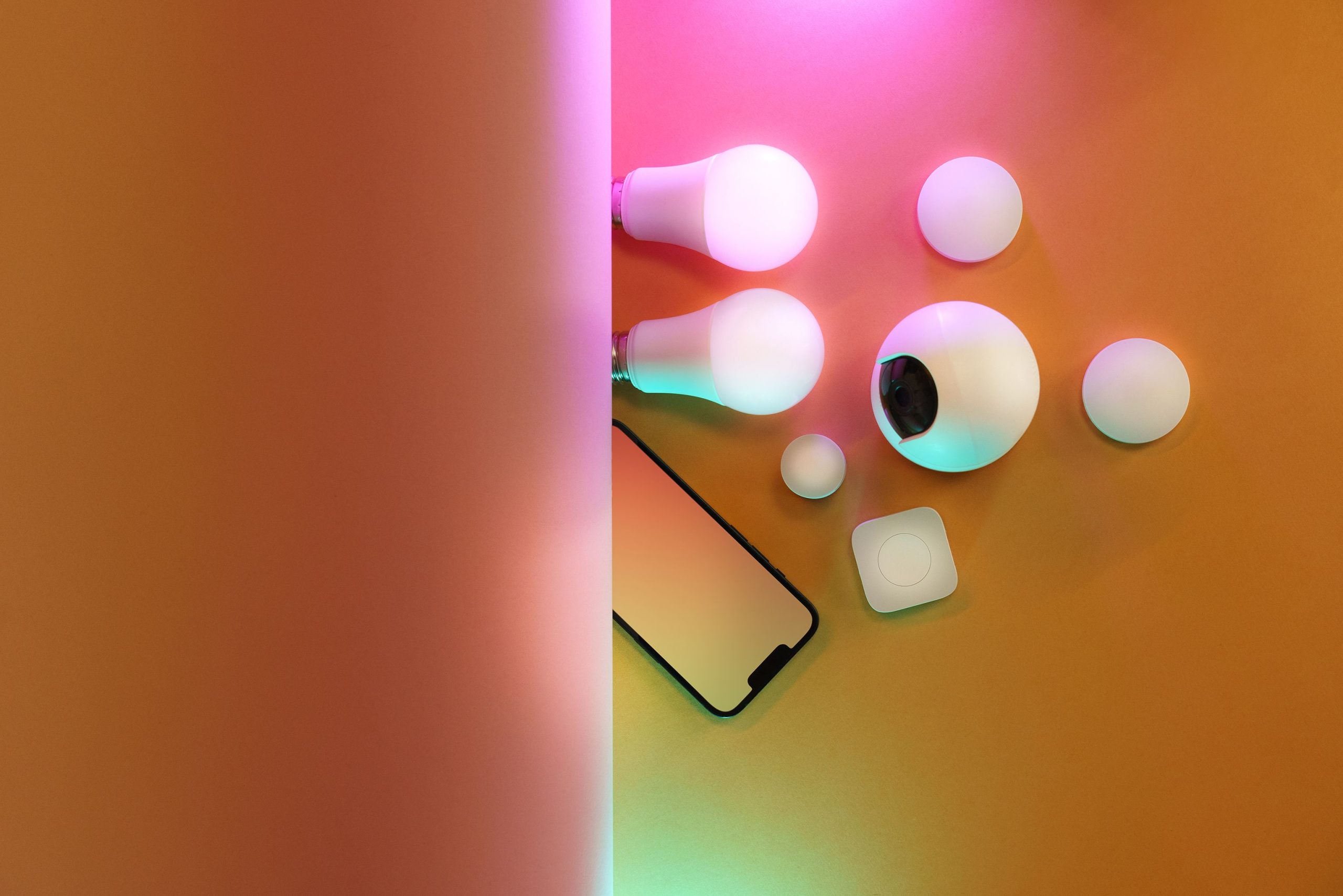 Ampoules connectées en lumière vive sur fond coloré