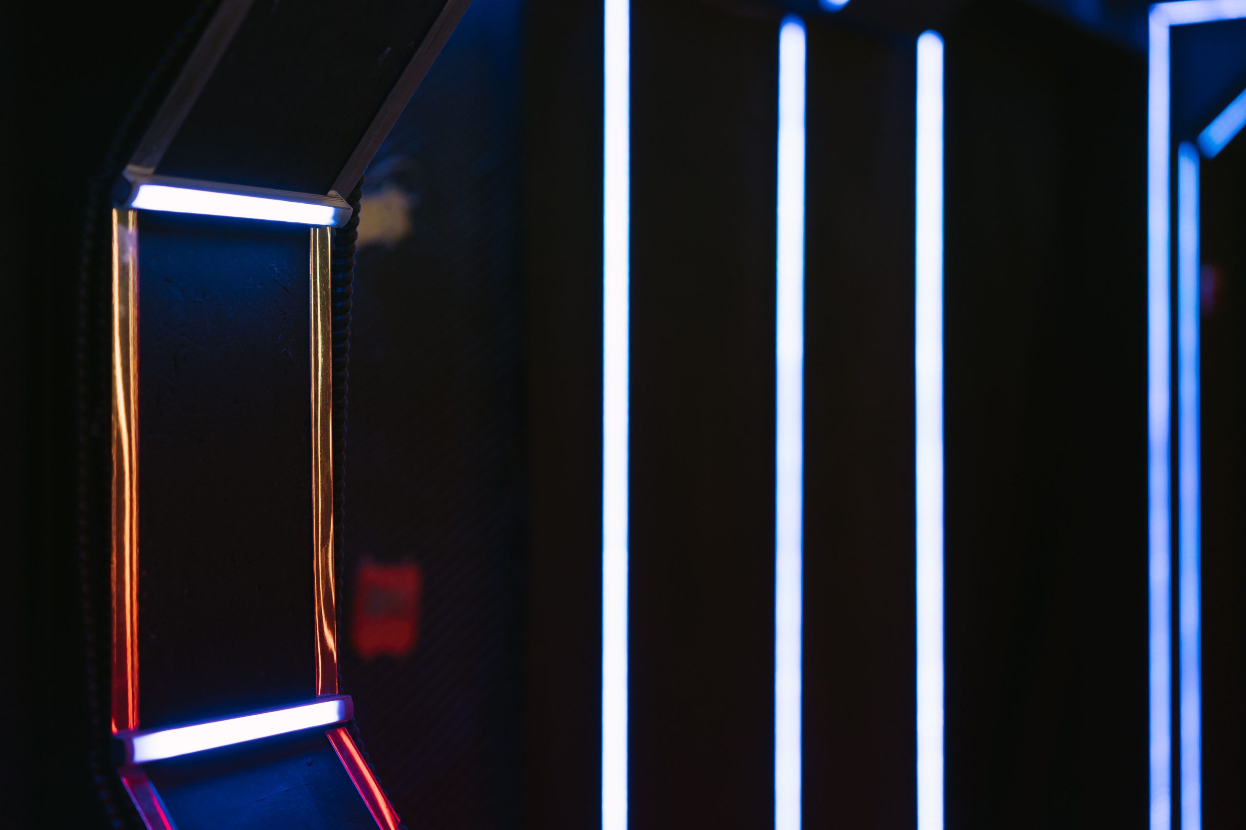 Néons lumineux sur un mur sombre
