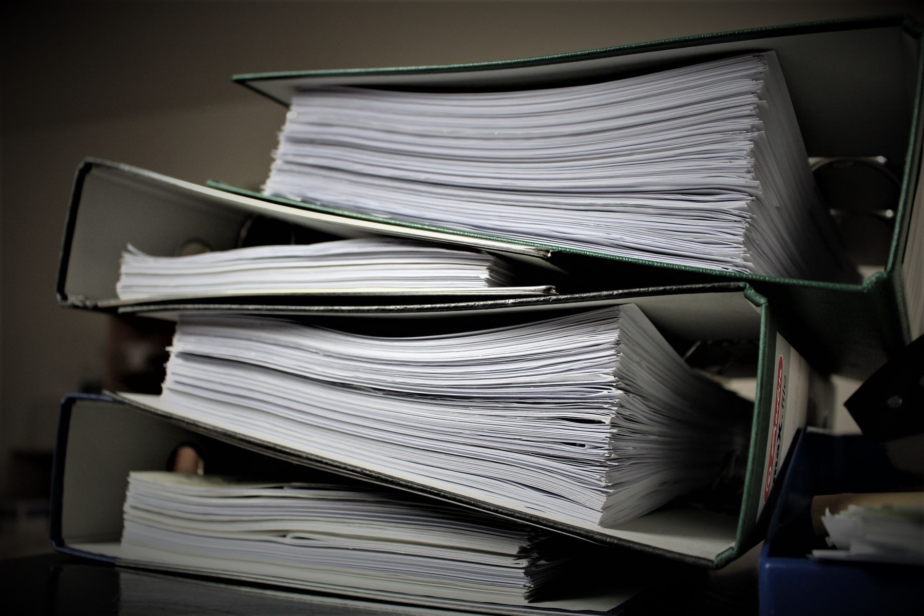 Pile importante de documents, dossiers et papiers entassés