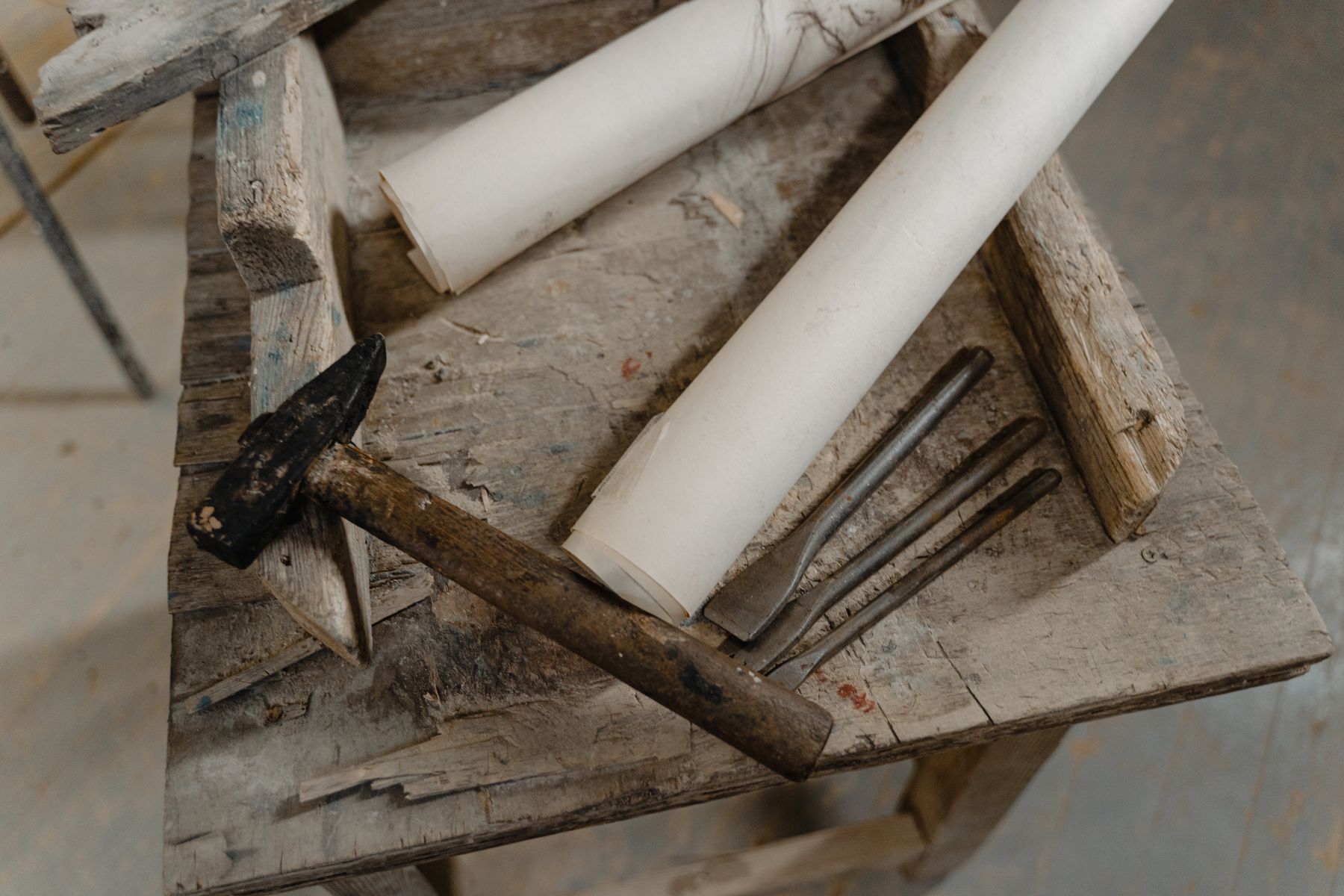 Plans de construction et outils de travail sur table bois