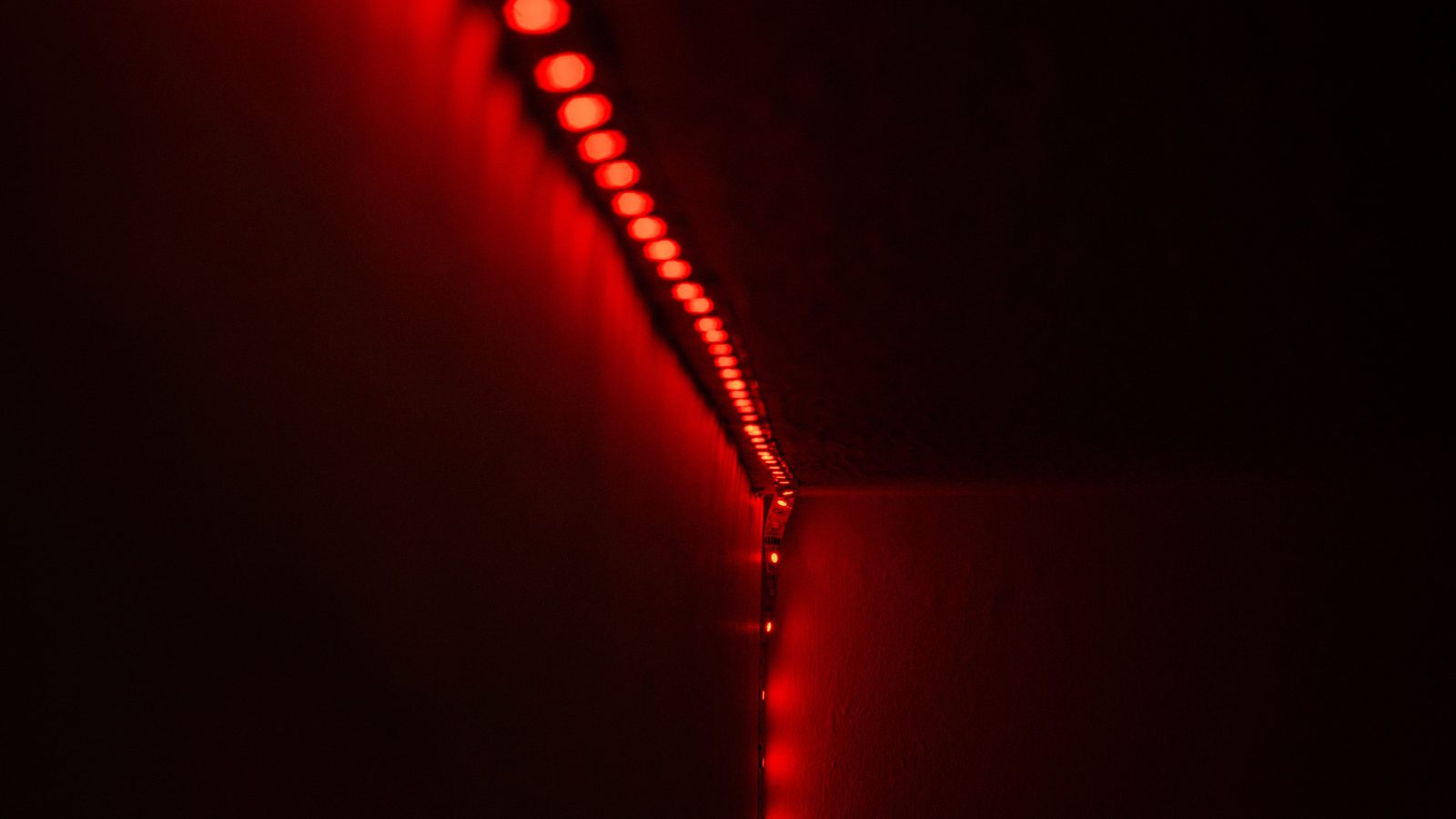 Ruban LED rouge éclairant une pièce sombre