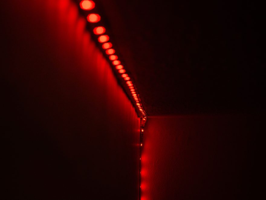 Ruban LED rouge éclairant une pièce sombre